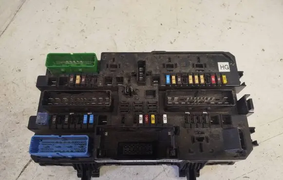 Opel Zafira B Fuse module 13206759 5DK00866952