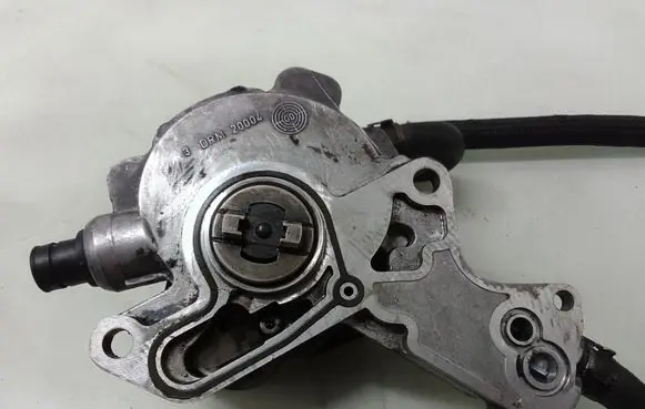 Volkswagen PASSAT B5.5 Vacuum pump 038145209A 010528