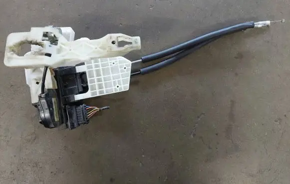Hyundai Sonata Front door lock 813203K010