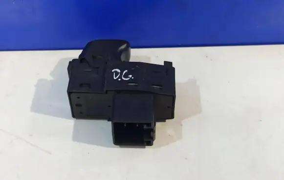 Volvo V70 Electric window control switch 8685288