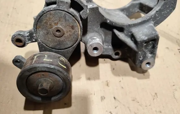 Toyota Land Cruiser (J120) A/C compressor mount bracket 