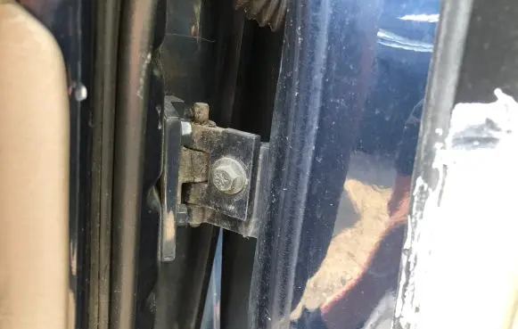 Volvo XC90 Front door lower hinge 