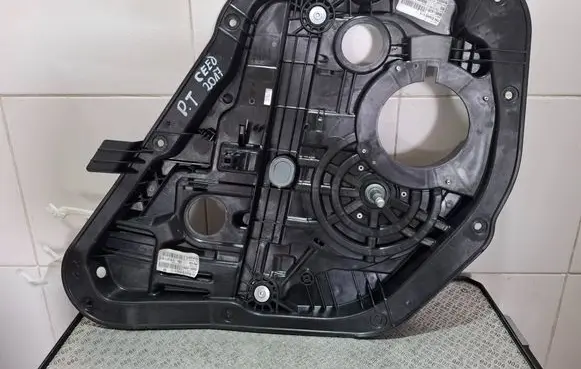 KIA Ceed Rear window lifting mechanism without motor