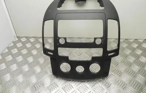 Hyundai i30 Radio/GPS head unit trim U05F22 T1649