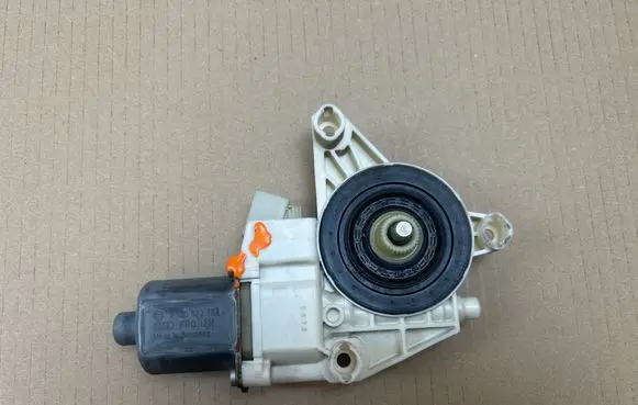 Mercedes-Benz GLK (X204) Front door window regulator motor A2048200142