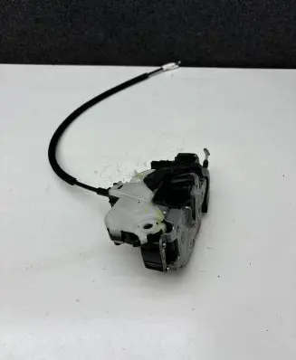 Opel Insignia A Front door lock 3023880