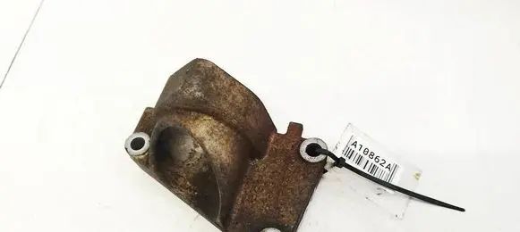 Engine mounting bracket