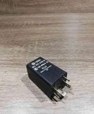 Volkswagen PASSAT B5 Other relay 811919098B 05896410