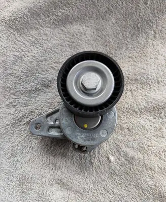 Skoda Superb B8 (3V) Generator/alternator belt tensioner 04L903315A