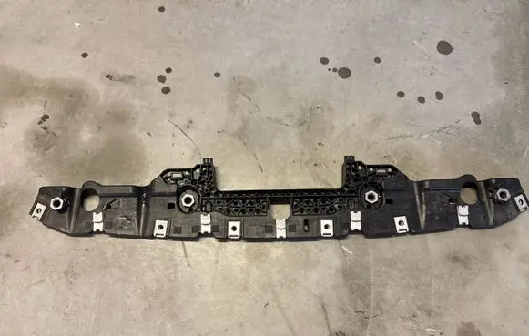 Front bumper mounting bracket