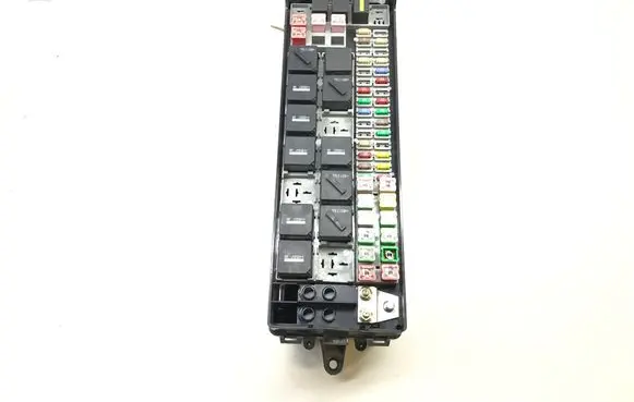 Land Rover Discovery 3 - LR3 Fuse module 04052720189 4871