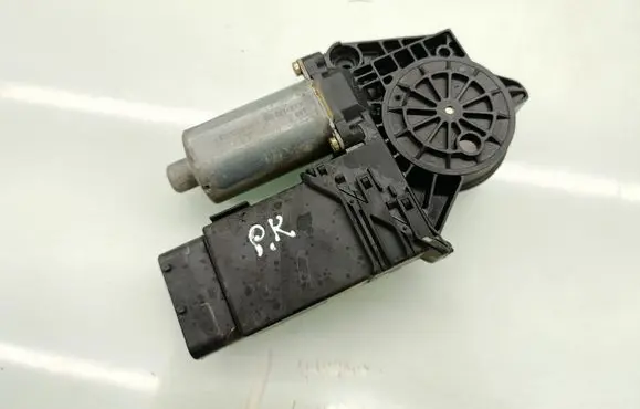 Volkswagen PASSAT B5.5 Front door window regulator motor 0130821695