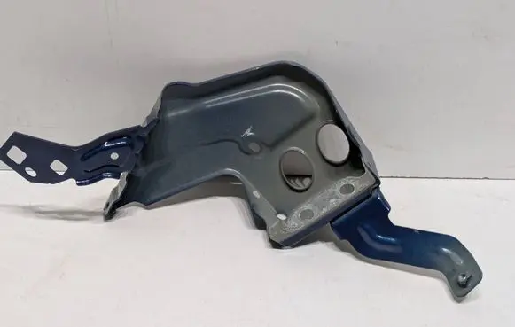 Audi A5 Fender mounting bracket 8B3821131