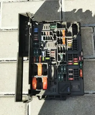 BMW 5 E39 Fuse module 106887