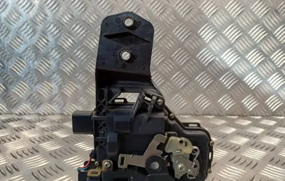 Volkswagen PASSAT B5.5 Front door lock 3B0837868