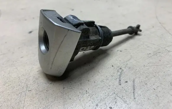 Toyota Avensis T250 Front door lock (next to the handle) 