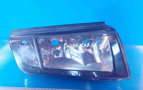 Skoda Fabia Mk1 (6Y) Headlight/headlamp 1105R 156851105R