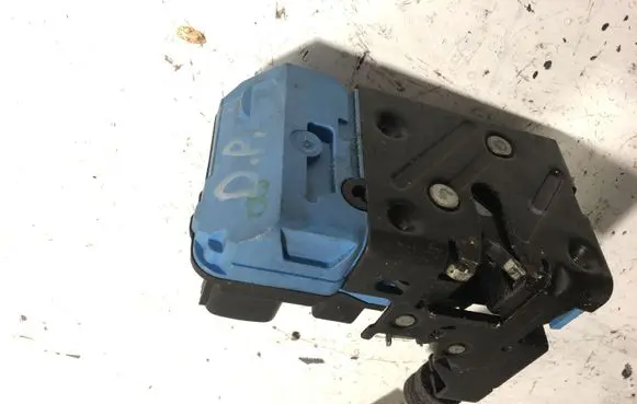 Volvo V70 Front door lock 8650546