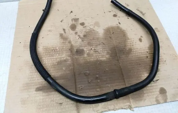 Engine coolant pipe/hose