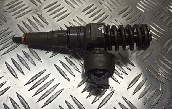 Volkswagen Fox Fuel injectors set 038130073