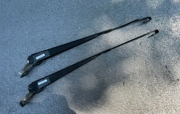Nissan Patrol Y61 Front wiper blade arm 28885VB000 28880VB000