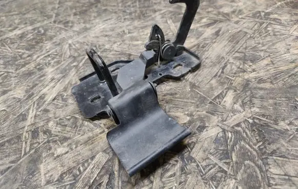 Seat Leon (1P) Engine bonnet/hood lock/latch loop/hook 1P0823480