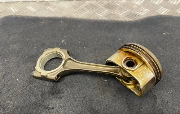 Toyota Auris E180 Piston with connecting rod