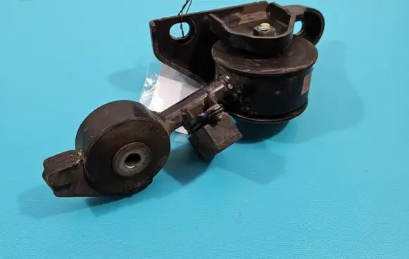 Engine mount vacuum valve