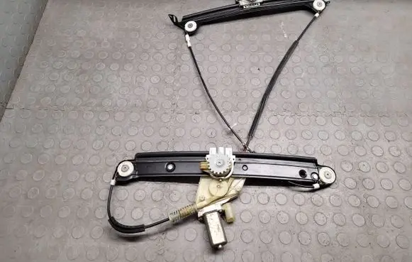 BMW 1 E82 E88 Front door window regulator with motor 7165582