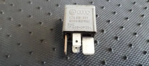 Volkswagen PASSAT B5.5 Other relay 8D0951253 V23134-J52-X300