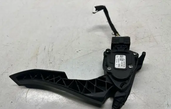 Accelerator throttle pedal