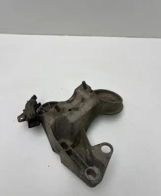 Audi A4 S4 B6 8E 8H Engine mounting bracket 8E0199352
