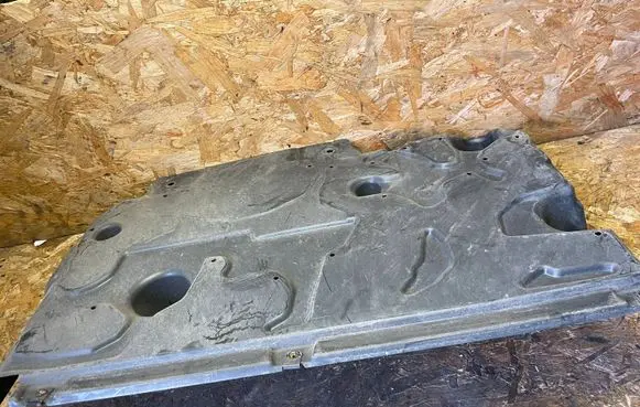 Center/middle under tray cover
