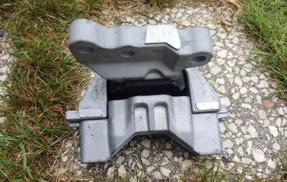 Hyundai Santa Fe Engine mount bracket