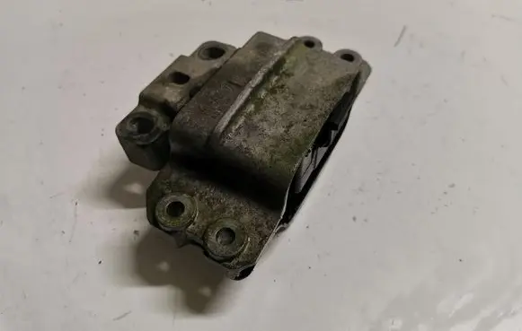 Volkswagen Touran I Engine mount bracket 1K0199555