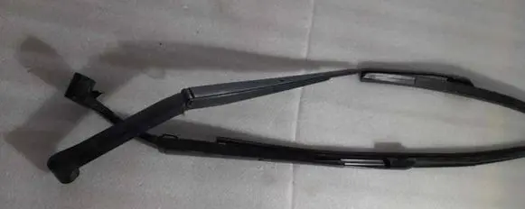Nissan Leaf II (ZE1) Front wiper blade arm