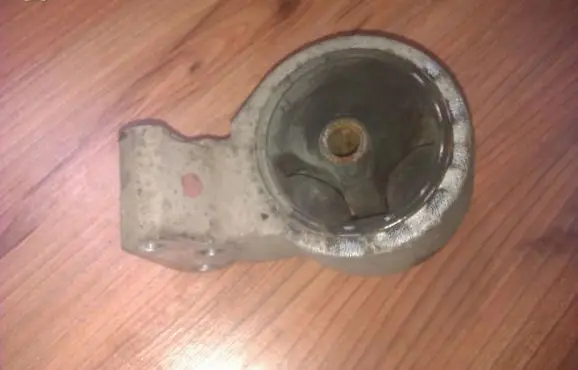 Engine mount bracket