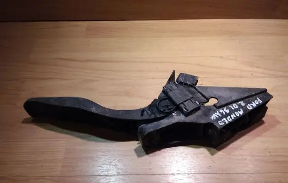 Ford Mondeo Mk III Accelerator throttle pedal 2S719F836CA 205100000123