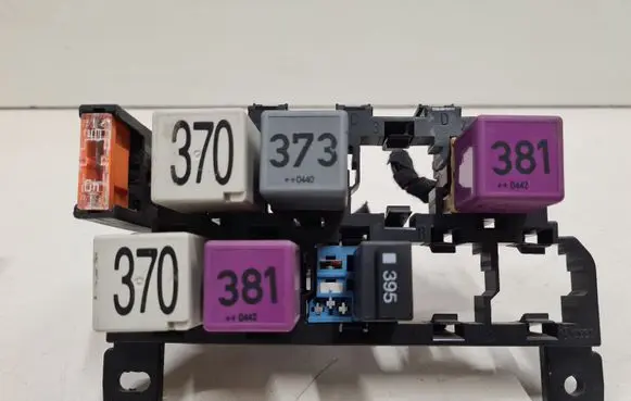 Audi A6 S6 C6 4F Relay mounting block 4F0937503 8D0951253 8Z0951253