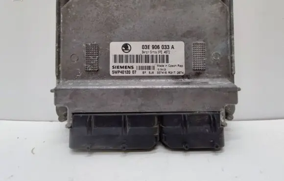 Skoda Fabia Mk1 (6Y) Engine control unit/module 03E906033A 5WP4012007