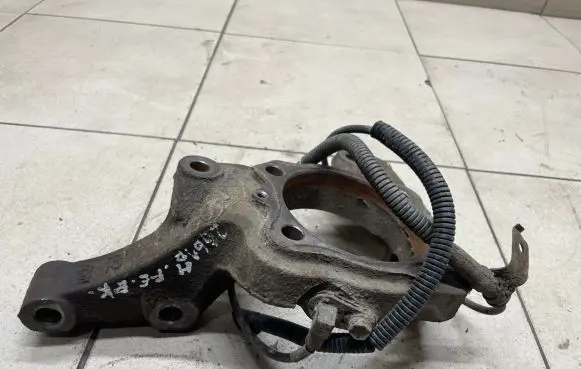 Hyundai Santa Fe Front wheel hub spindle knuckle