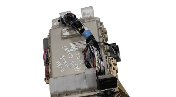 Toyota Yaris Fuse box set 8273052700 9621 7J080867
