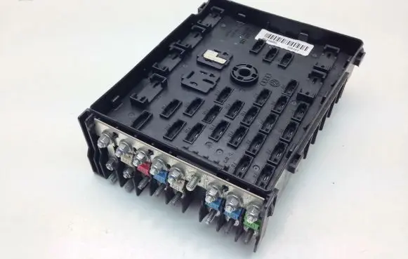 Volkswagen PASSAT CC Fuse module 3C0937125