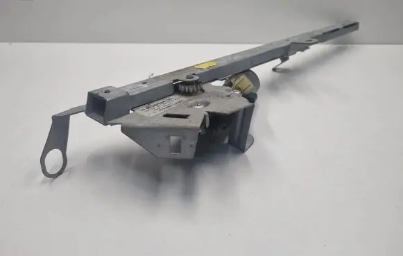 Mercedes-Benz CLK A209 C209 Seat belt adjustment motor 2098600282 A2098600282