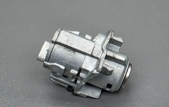 Mercedes-Benz GLC C253 Front door lock (next to the handle) 