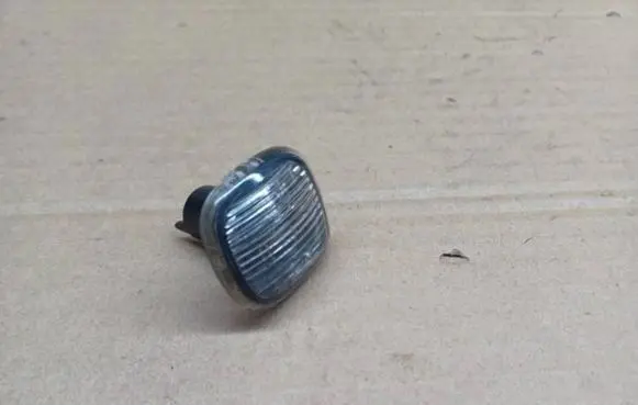 Front fender indicator light