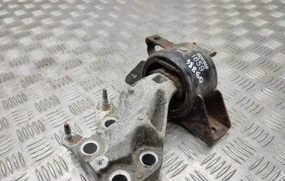 Buick Encore I Engine mount bracket 95261659