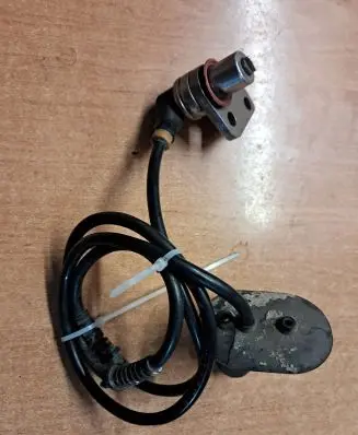 Mercedes-Benz E W124 ABS brake wheel speed sensor 0265001281
