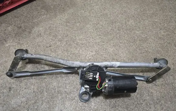 BMW 3 E46 Front wiper linkage and motor 67638362155 0390241355 DLB101570