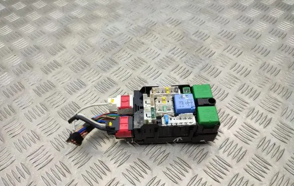 Peugeot 508 Fuse module 9665492680